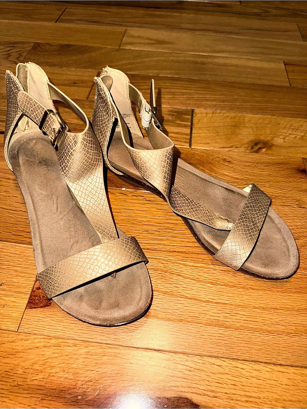 Reaction by Kenneth Cole Gold Sandals Soze 7